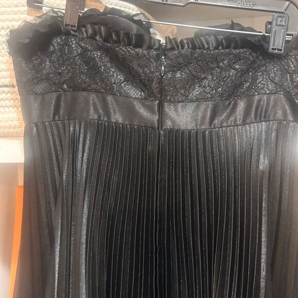 Badgley Mischka Black Satin Lace
Pleated Gown | Size6 - Picture 7 of 10